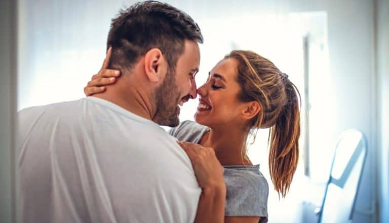 20种性感撩拨女友的方法，让她感受到被渴望