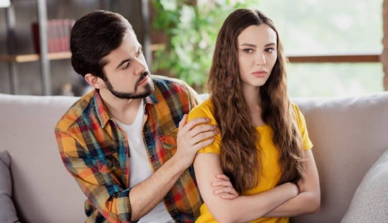 为什么女生情绪多变？17个原因及应对方法